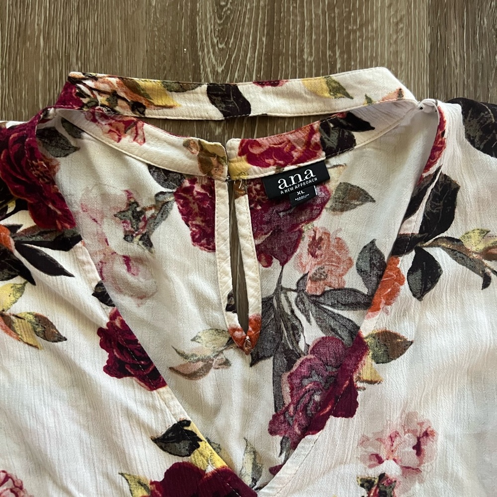 Deep V neck flowy tunic size XL - Picture 2 of 6
